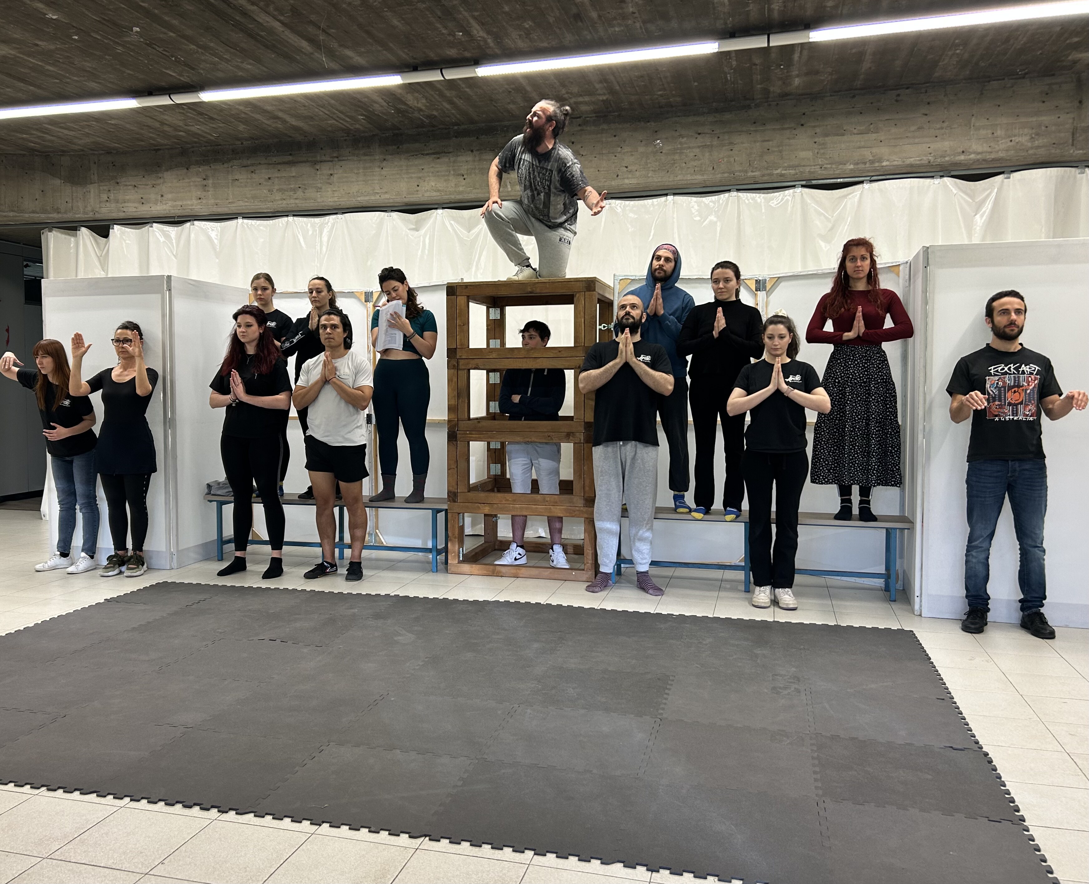 Cast della Famiglia Teatrale Areté sul palco